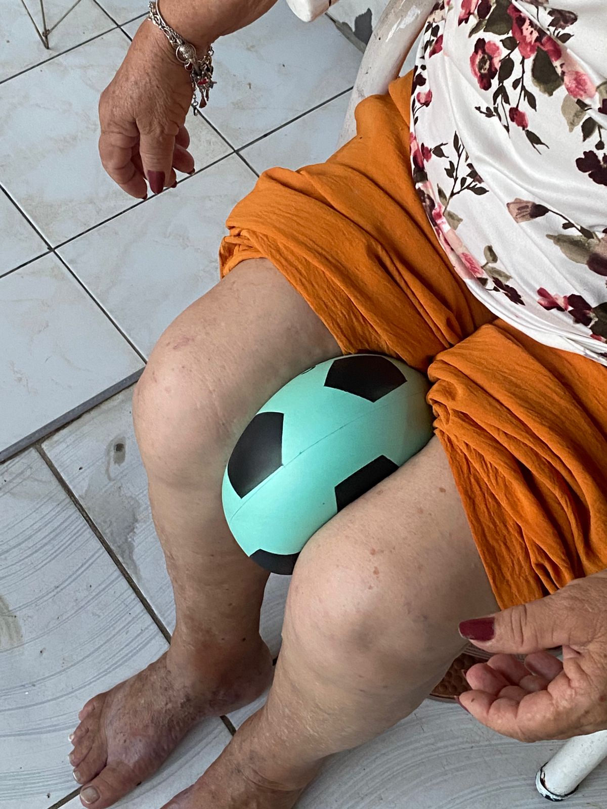 Exercício de mobilidade de joelho com bola