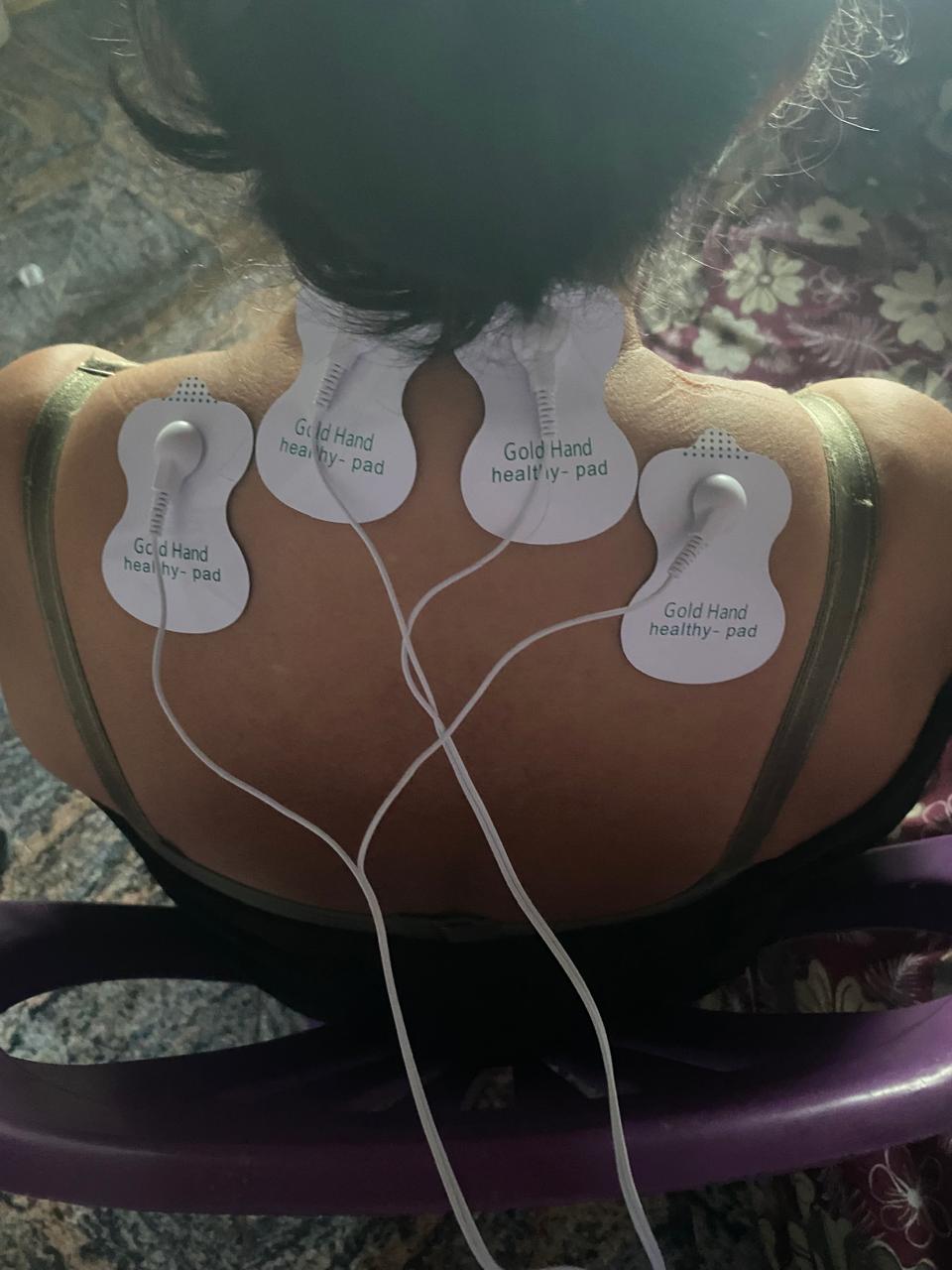 Aplicação de eletroterapia para alívio de dores
